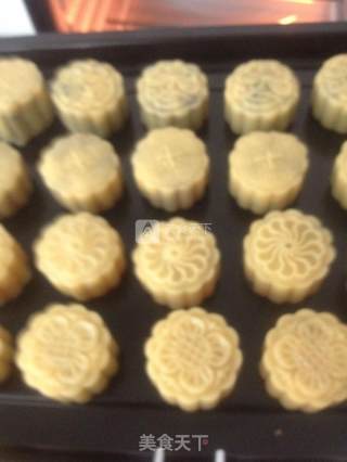 Homemade Mid-autumn Mooncakes recipe