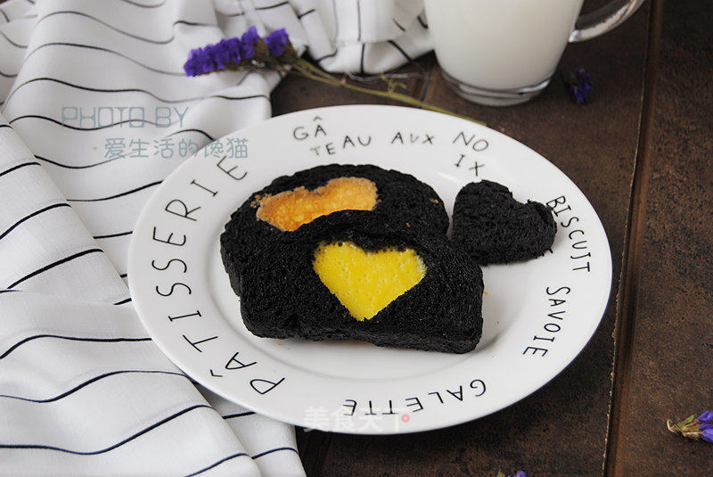 #aca烤明星大赛# Fried Bamboo Charcoal Toast Slices with Olives recipe