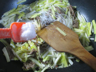 Stir-fried Vermicelli with Beef Slices with Leek Sprouts recipe