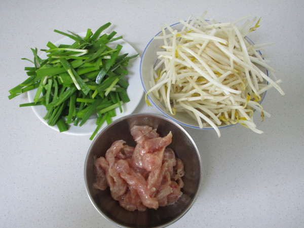 Rice Noodles with Chives and Shredded Pork recipe