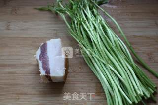 Stir-fried Bacon with Wormwood recipe