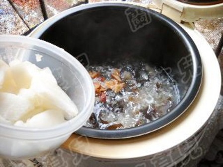 Stewed Double Ears with Hawthorn and Sydney recipe