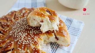 Shredded Strawberry Jam Twisted Bread recipe