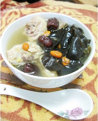 Wine-flavored Black Fungus Pot Chicken recipe