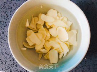 Rely on It to Moisturize The Lungs in Autumn. Stir-fried Lily with Lettuce, Refreshing and Easy to Use recipe