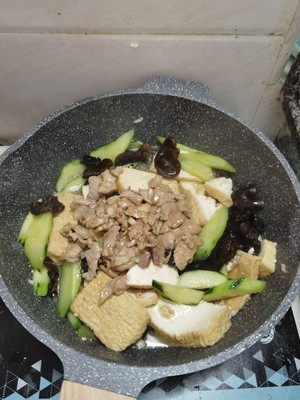 Nutritious and Delicious Home Cooking-fried Pork with Tofu, Fungus and Cucumber recipe