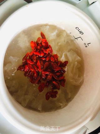 Bird's Nest Tremella Goji Soup recipe