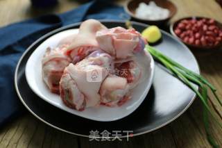 Braised Pork Wanwan with Peanuts recipe