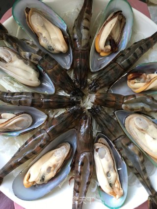 Steamed Mussels and Black Tiger Prawns with Garlic Konjac Enoki Mushroom recipe
