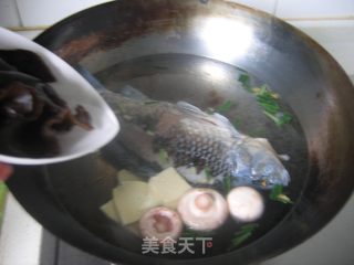 【winter Healthy Vegetables】---mushroom Crucian Carp Soup recipe