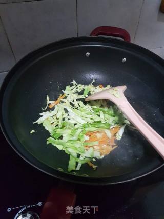 Stir-fried Hor Fun with Cabbage recipe