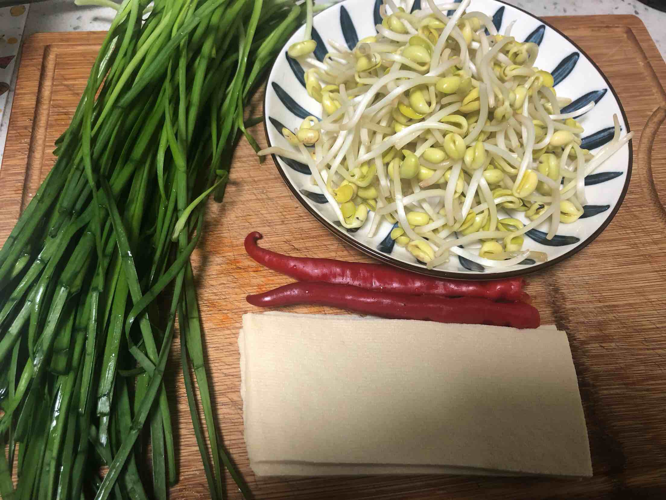 Stir-fried Dried Seeds with Chives and Bean Sprouts recipe