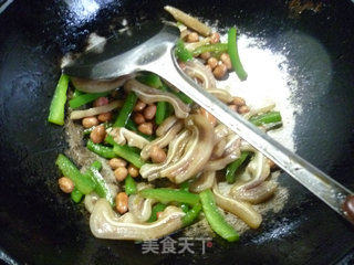 Fried Pork Ears with Peanuts and Light Pepper recipe