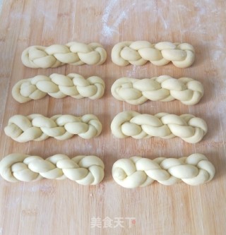 Squeeze It One by One Row of Twisted Buns recipe