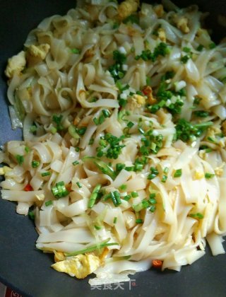 Stir-fried Hor Fun with Shredded Cucumber recipe