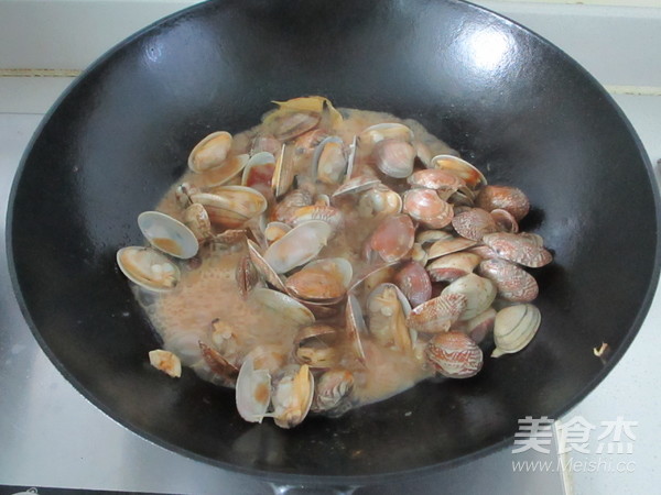 Sauce-flavored Clams recipe