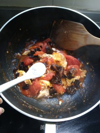 Scrambled Eggs with Tomato Fungus recipe