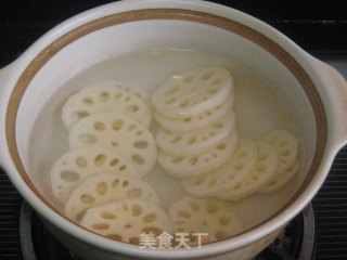 Black Fungus Lotus Root Crucian Carp Soup recipe