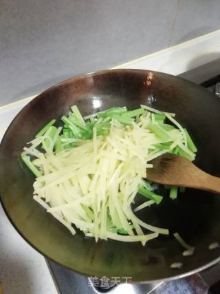 Stir-fried Shredded Potatoes with Celery recipe