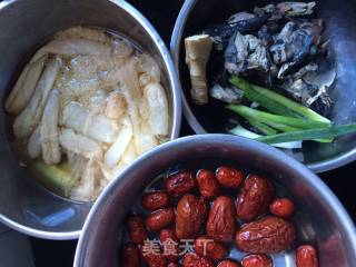 Black-bone Chicken Soup with Bamboo Fungus and Red Dates recipe