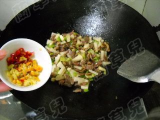 Soak Radish and Stir-fried Pigeon Gizzards recipe