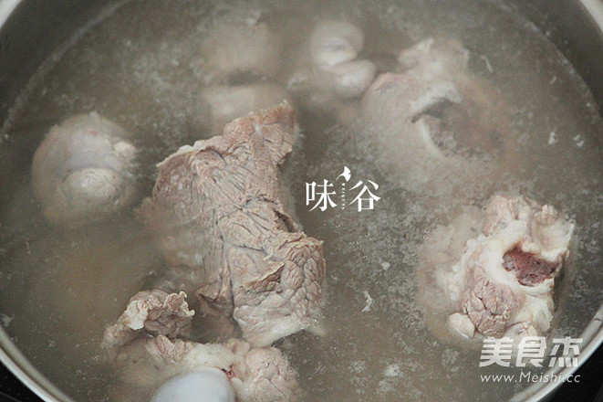 Bawang Flower Tremella Pork Bone Nourishing Lung Soup recipe