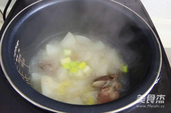 Stewed Pork Trotters with Radish recipe