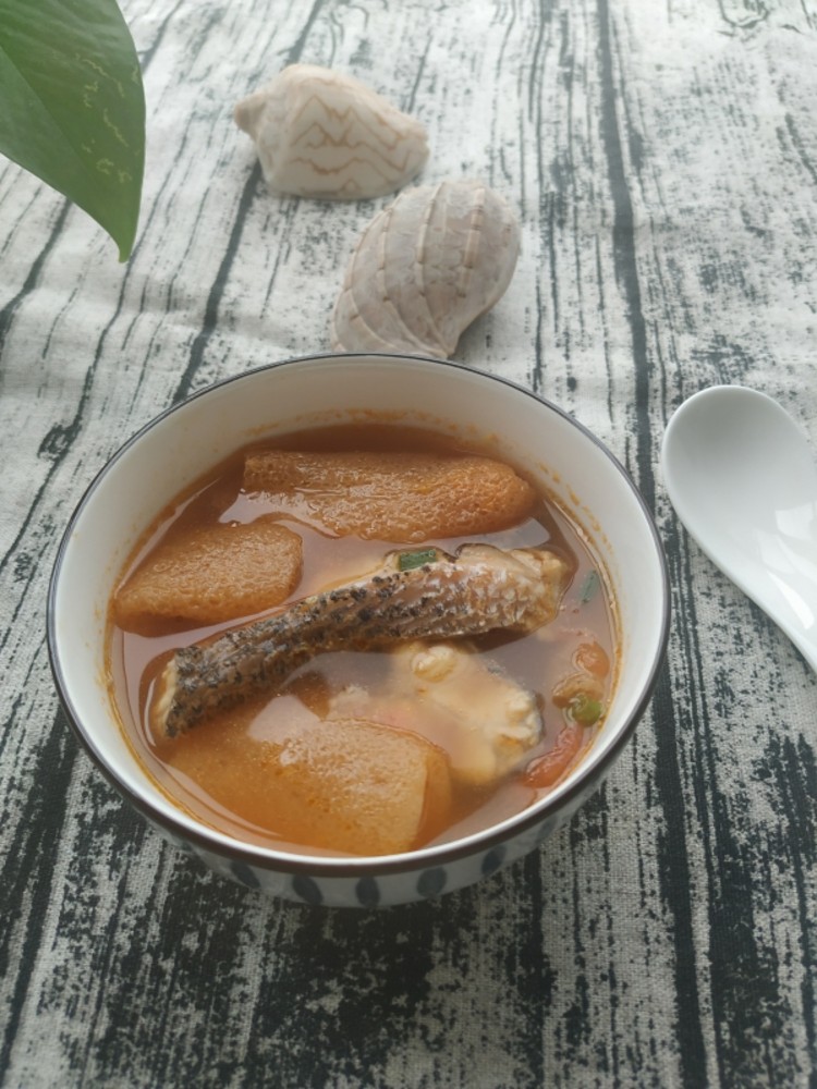 Tomato and Bamboo Fungus Black Fish Soup