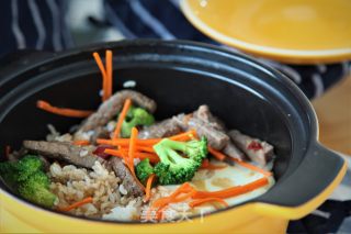 Youjia Fresh Kitchen: Beef Nest Egg Claypot Rice recipe