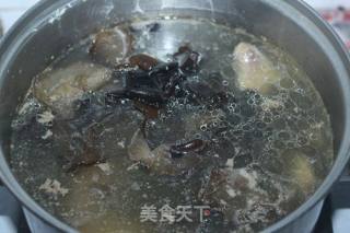 #家常下饭菜# Fungus Carrot Pigeon Soup recipe