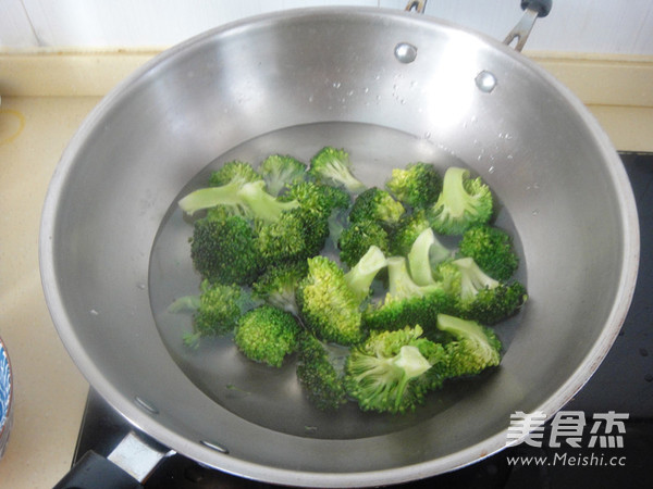 Broccoli Stewed with Preserved Egg recipe