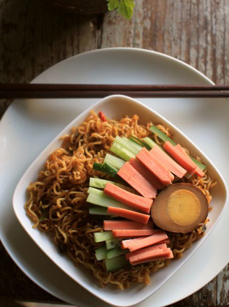 Stir-fried Instant Noodles with Three Fresh Ingredients recipe