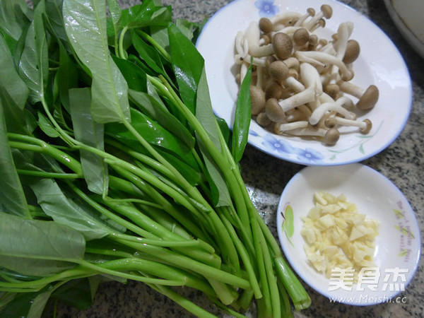 Stir-fried Water Spinach with Crab Mushrooms recipe