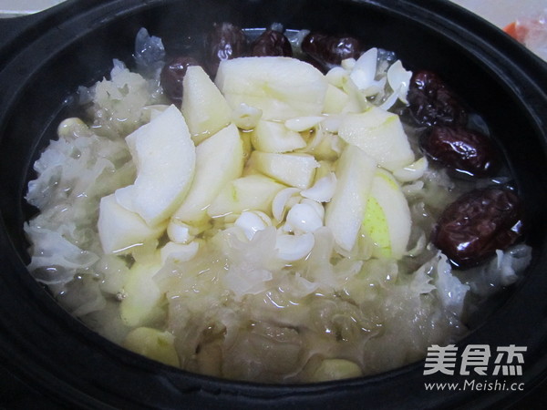 White Fungus, Red Dates and Autumn Pear Soup recipe