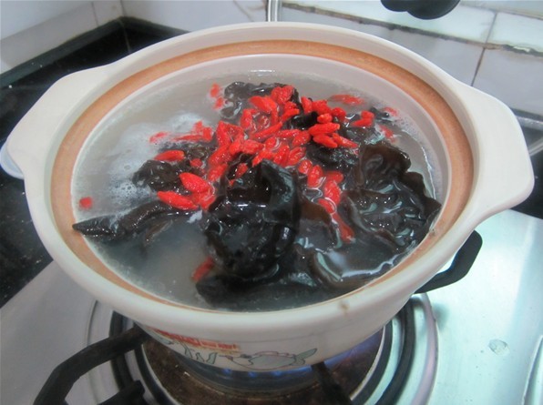 Nine Belly Fish in Clay Pot with Fungus and Wolfberry recipe