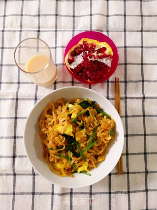 Black Pepper Spinach and Egg Fried Noodles recipe