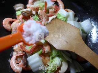 Stir-fried Sea Prawns with Mushrooms and Cabbage recipe