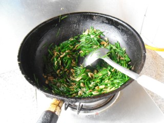 Stir-fried Chives with Egg and Shrimp Skin recipe
