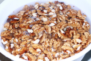 Relieving Gluttonous Snacks: Milk-flavored Amber Walnuts recipe