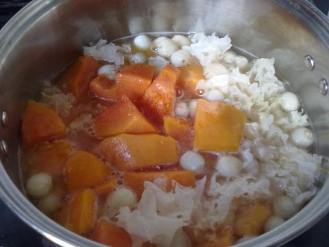 Papaya, Lotus Seed and White Fungus in Clay Pot recipe