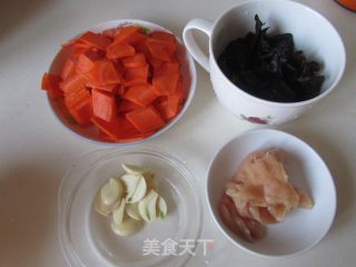 Fried Chicken with Carrots and Fungus recipe