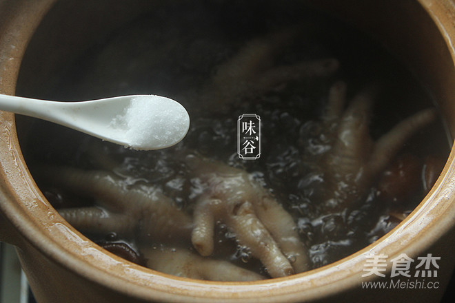 Mushroom Chestnut Chicken Feet Soup recipe