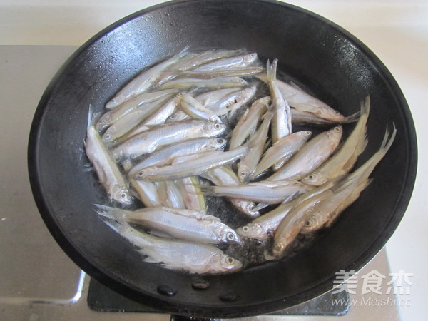 Stir-fried Baby Fish with Green Pepper recipe