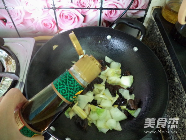 Stir-fried Chinese Cabbage Stem with Black Fungus recipe