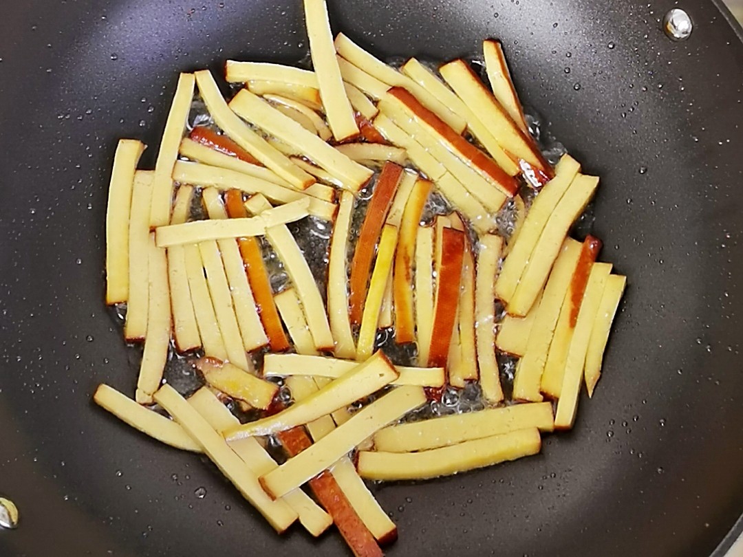 Stir-fry Celery for Fragrant and Dry, Should We Fry Celery First or Fry for Fragrant Dry First? recipe