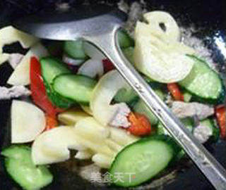 Stir-fried Ginseng Fruit with Lean Pork and Cucumber recipe