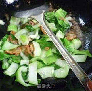 Stir-fried Rice Cake with Lard Residue and Green Vegetables recipe