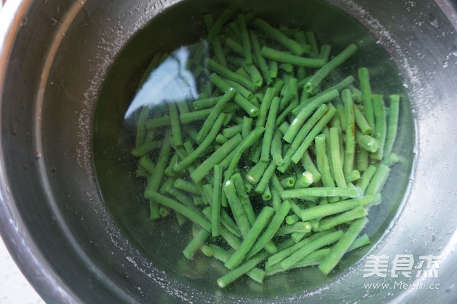 Garlic and Sesame Fragrant Mixed with Cowpea recipe