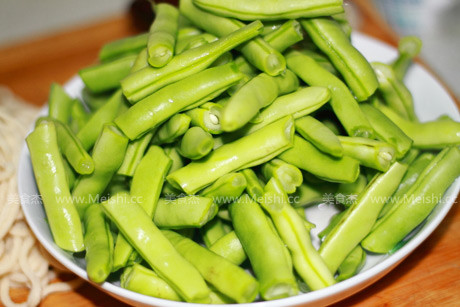 Braised Noodles with Beans recipe