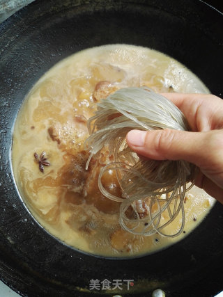 Braised Pork Ribs with Crab Mushroom Vermicelli recipe